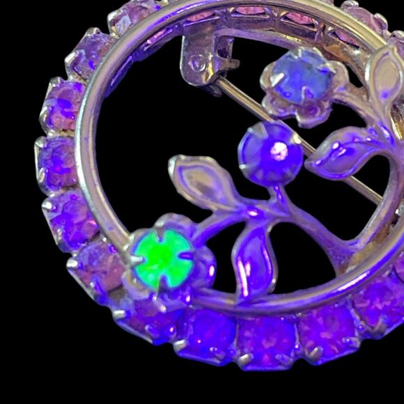 Rhinestone Flower Circle Brooch Gold Tone Uranium UV Glowing Vintage Pin - Picture 2 of 5